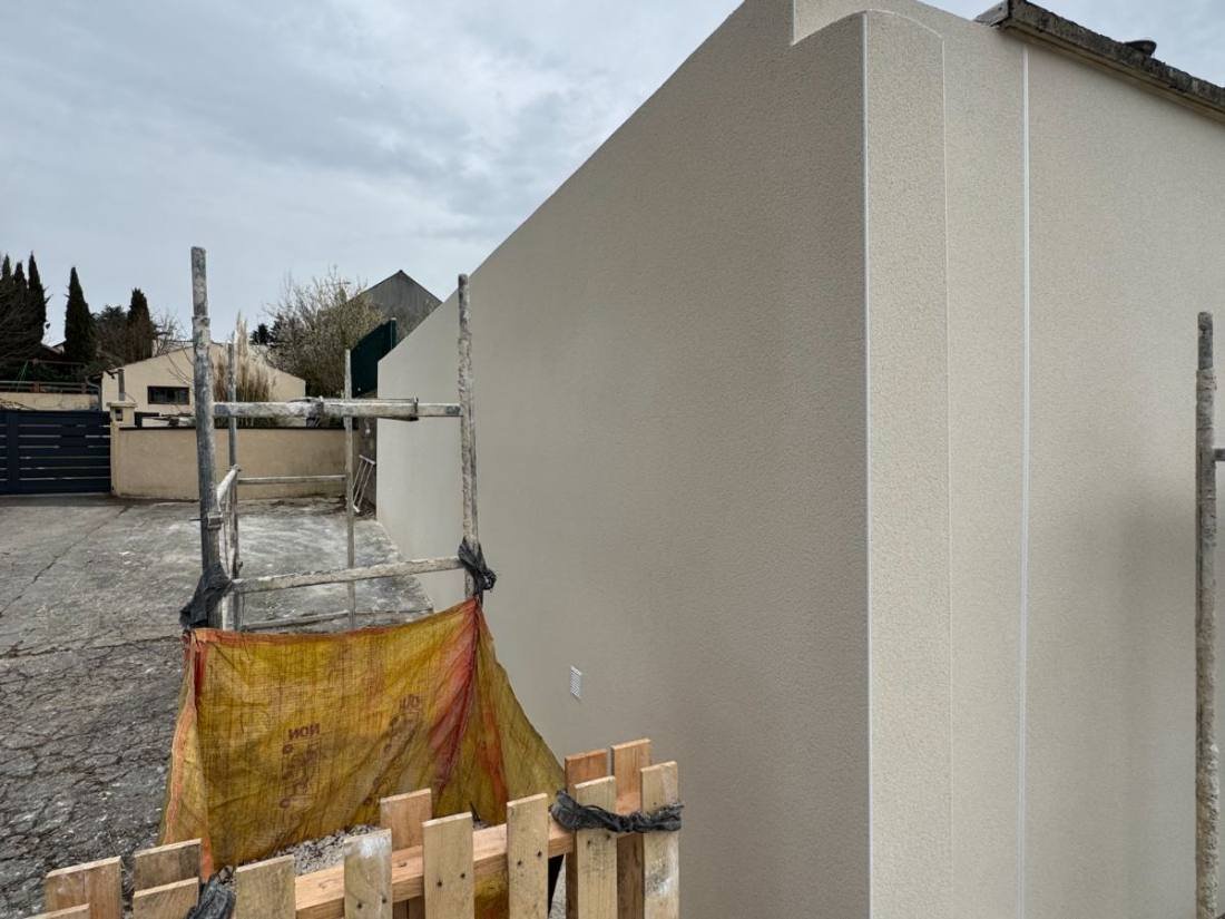 Angle de façade enduit, finition grise