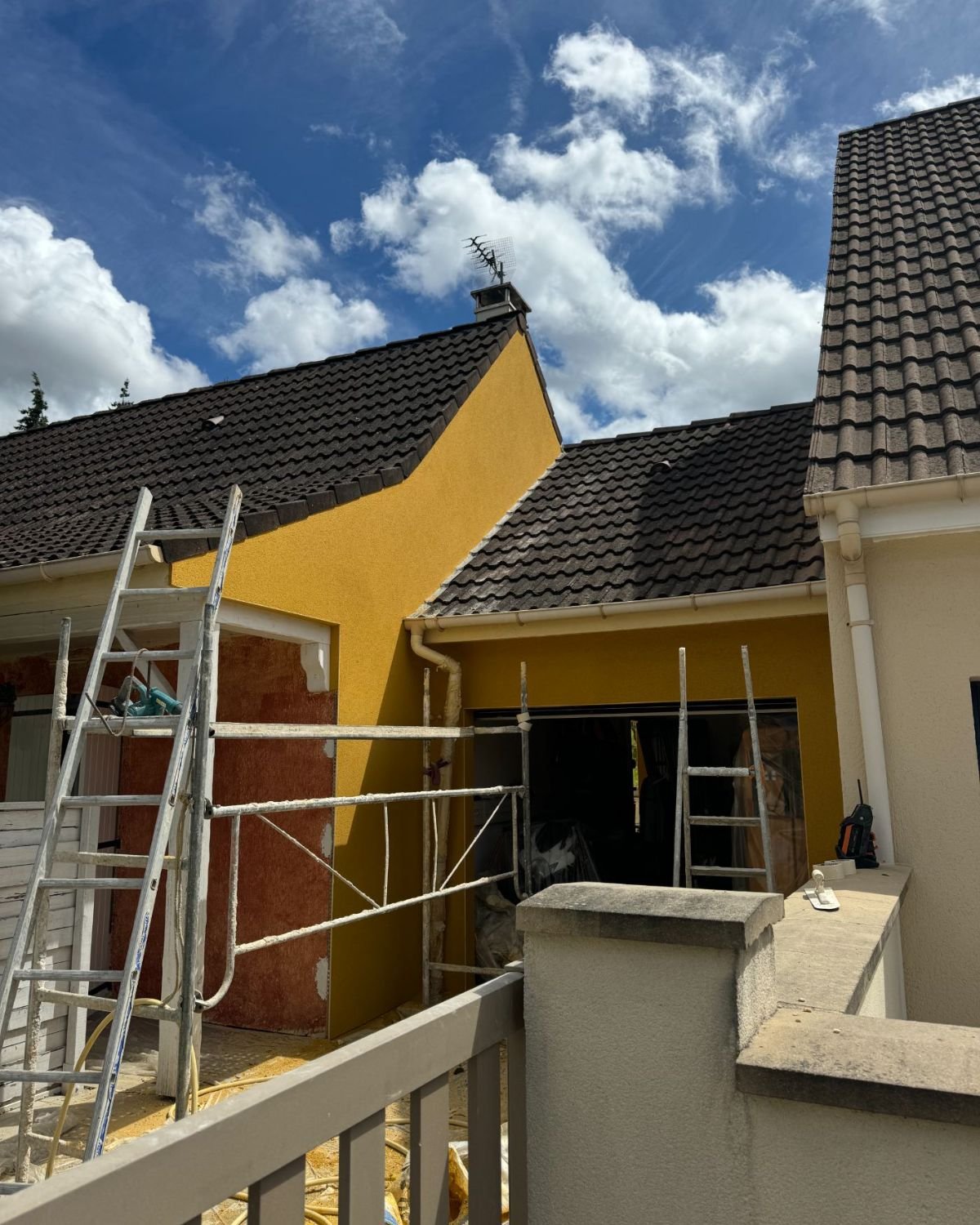 Après — enduit jaune appliqué