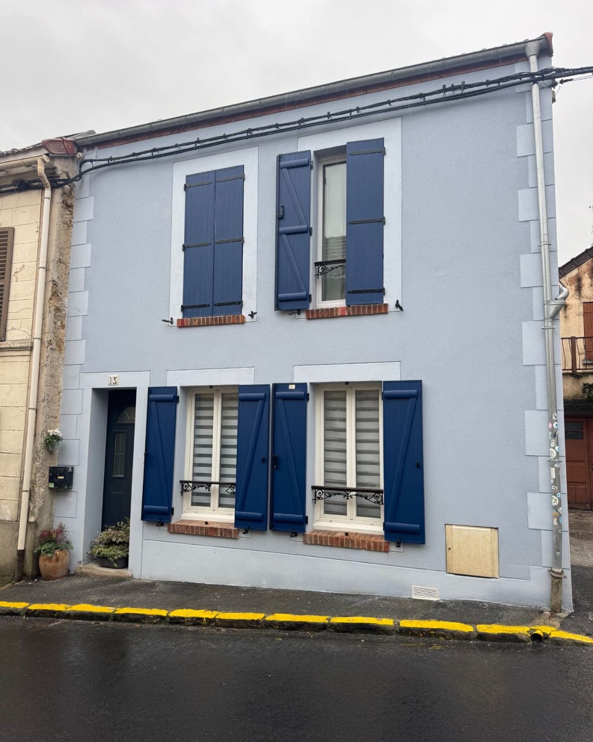 Après — enduit clair, volets bleus