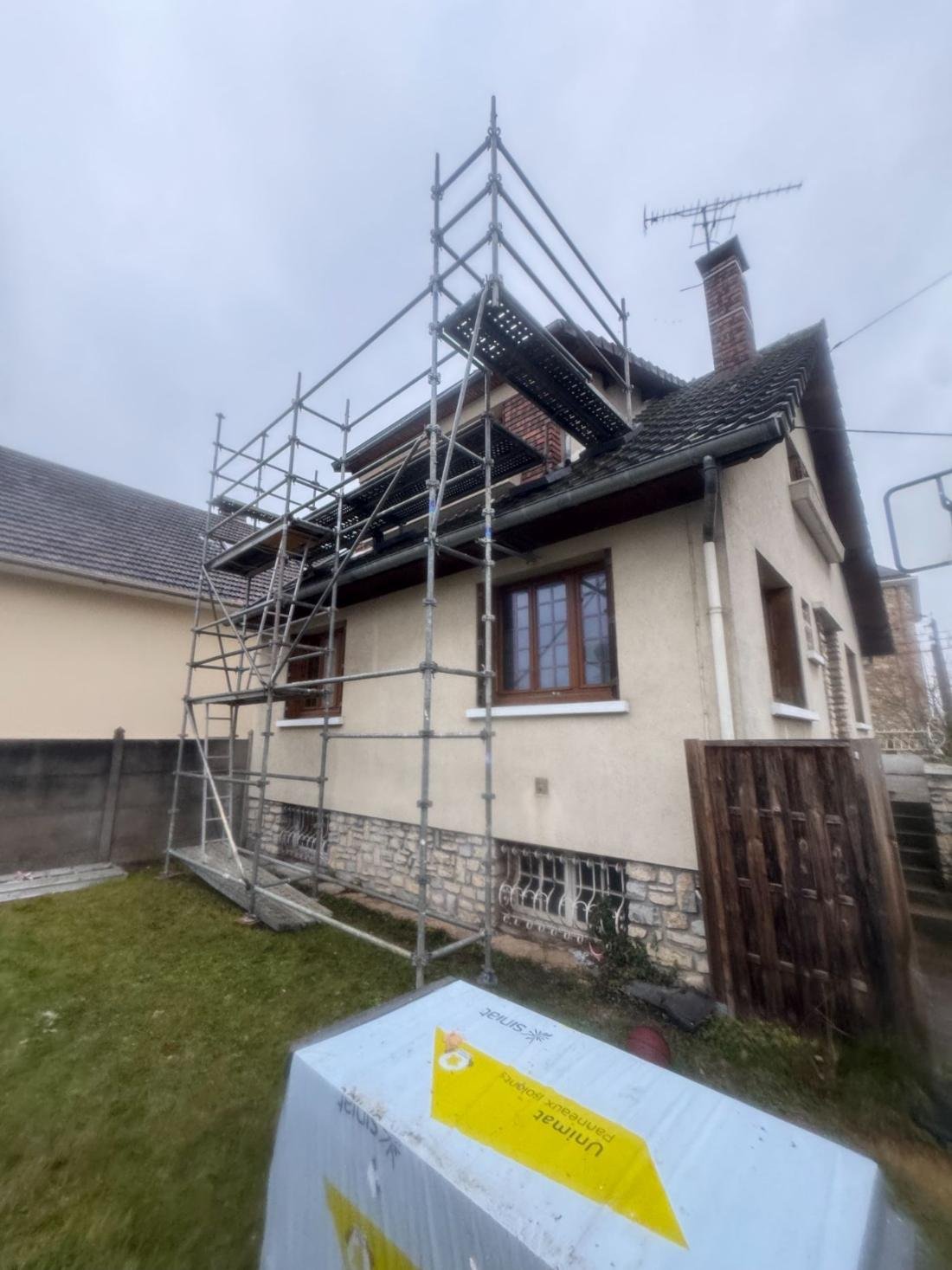 Échafaudage en place sur une maison