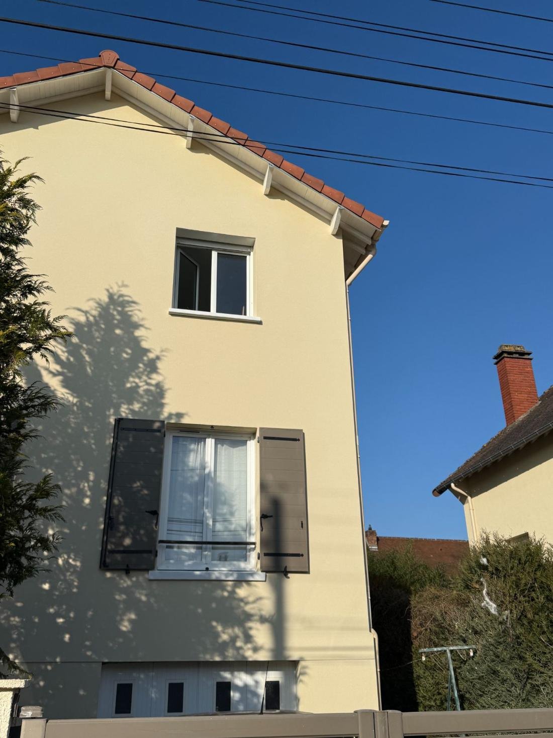 Façade beige au soleil, chantier livré