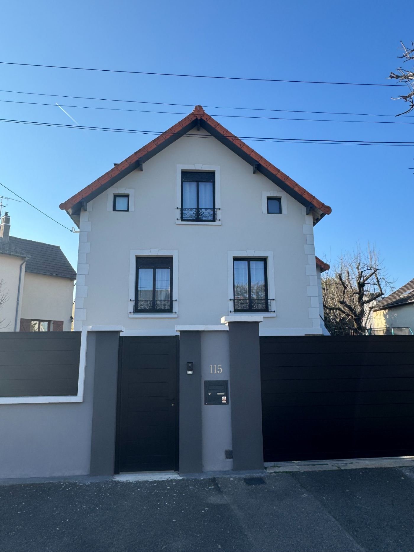 Maison blanche ravalée, plein soleil
