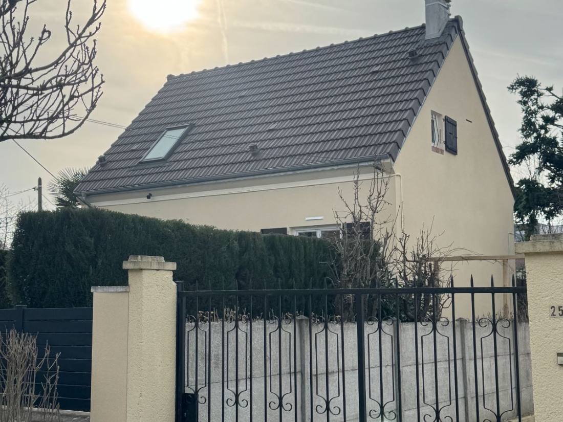 Maison vue de l’extérieur, toiture et façade