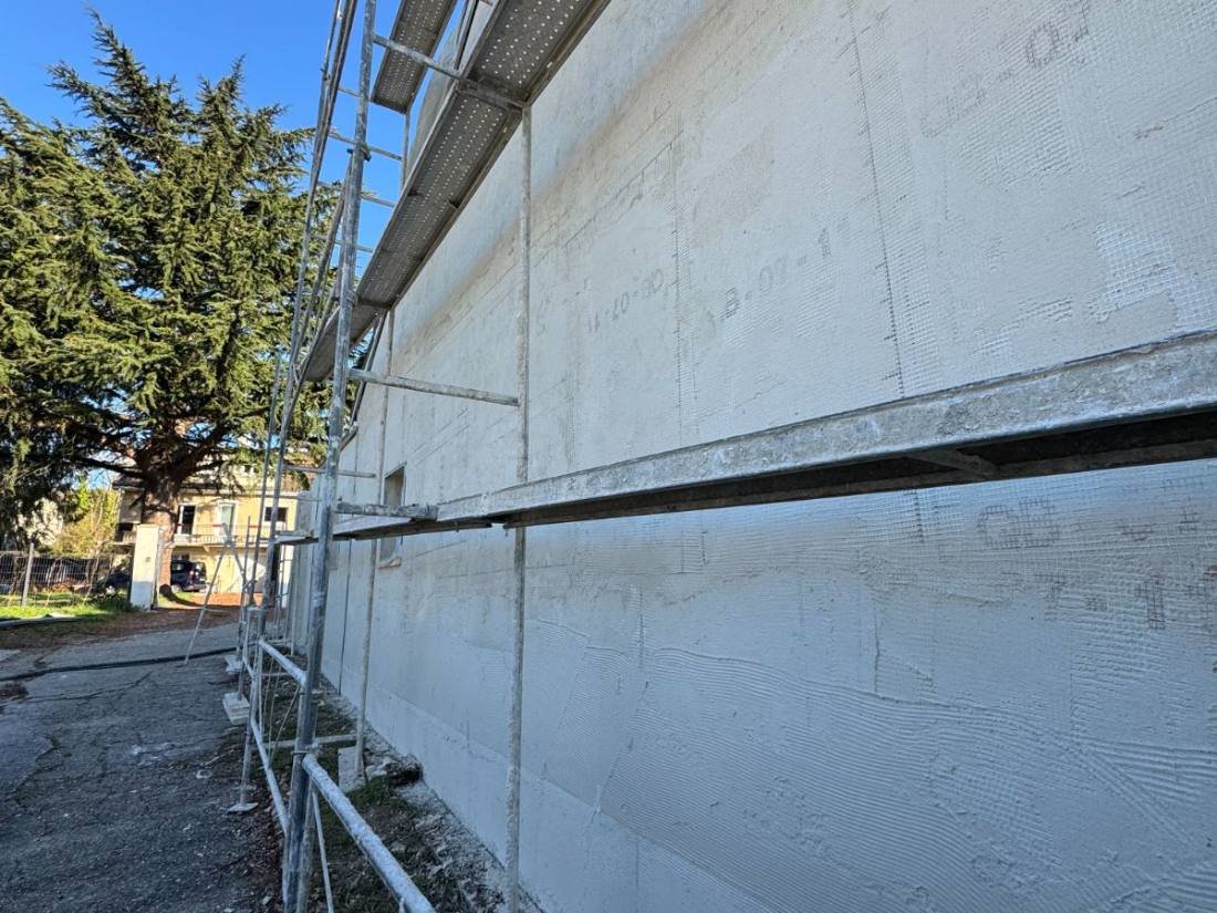 Mur de façade en cours d’application, échafaudage en place