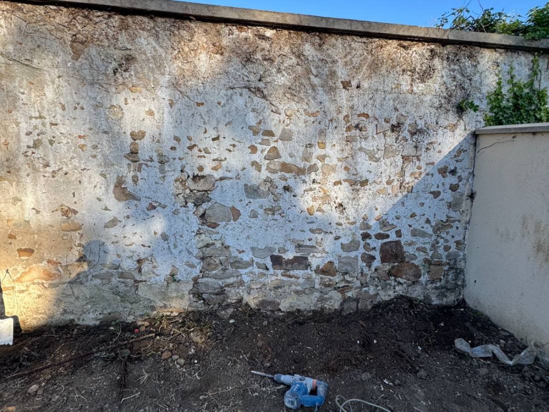 Mur en pierre décroûté avant traitement