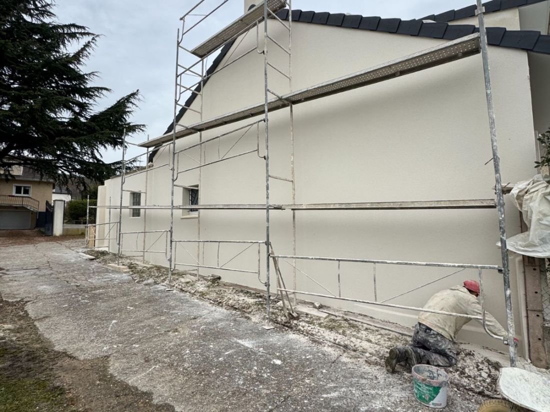 Pignon de façade fraîchement enduit, échafaudage en place